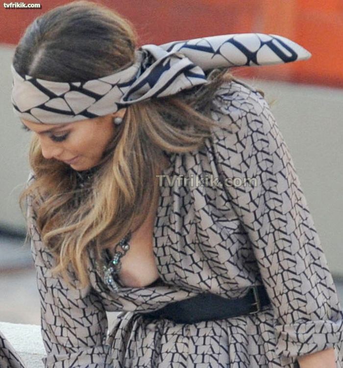 jennifer lopez nipple slip